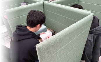 SSSコースの様子：個別ブースで学習している生徒の様子